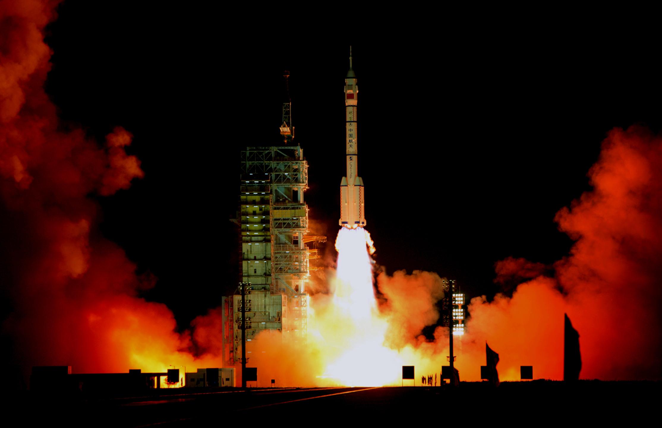 “神舟三NBA赌注平台号”飞船发射成功后中国载人航天工程有关负责人在现场