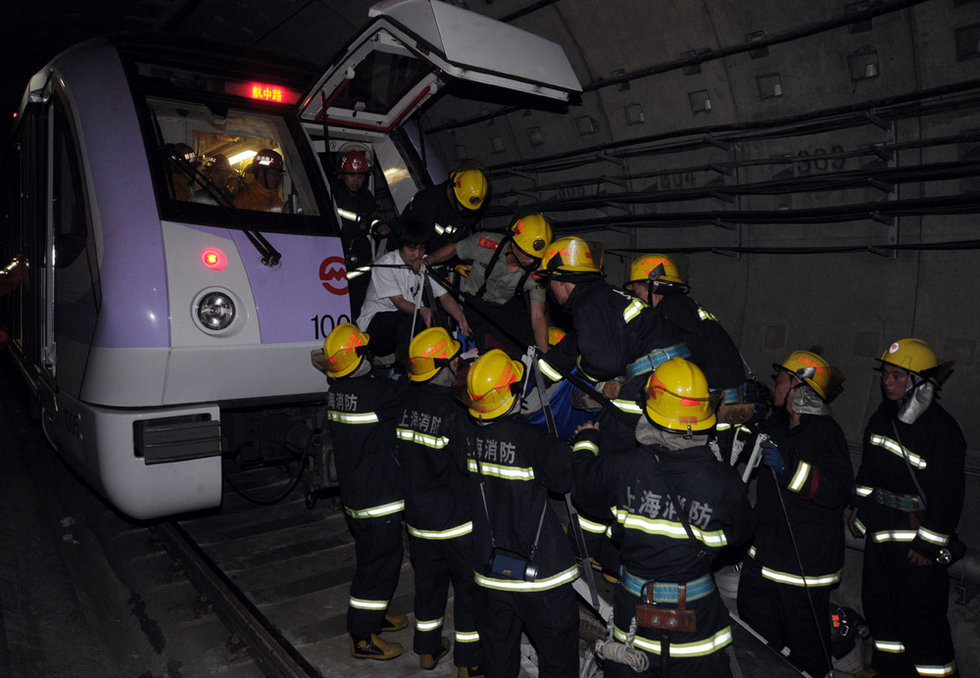 上海地铁1NBA赌注平台0号线发生追尾事故约20人伤情较重(组图)